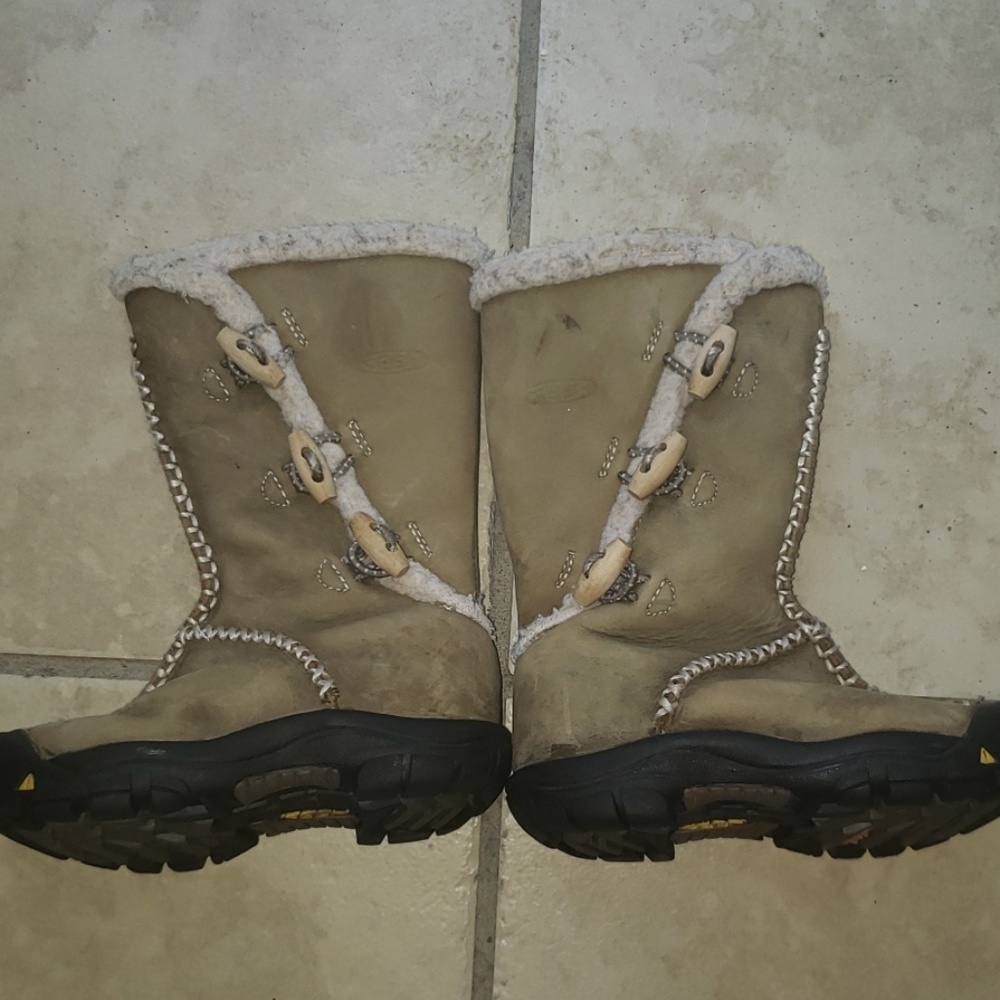 Keen Girls Size 8Snow Boot tan Suede
